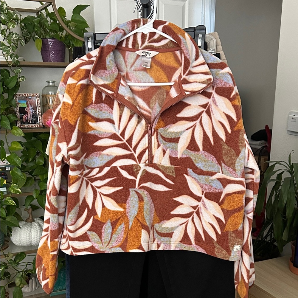 Billabong Fleece Quarter Zip Sweater. Size medium cropped. PTP 24”.